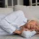 cuando una persona mayor duerme mucho que significa