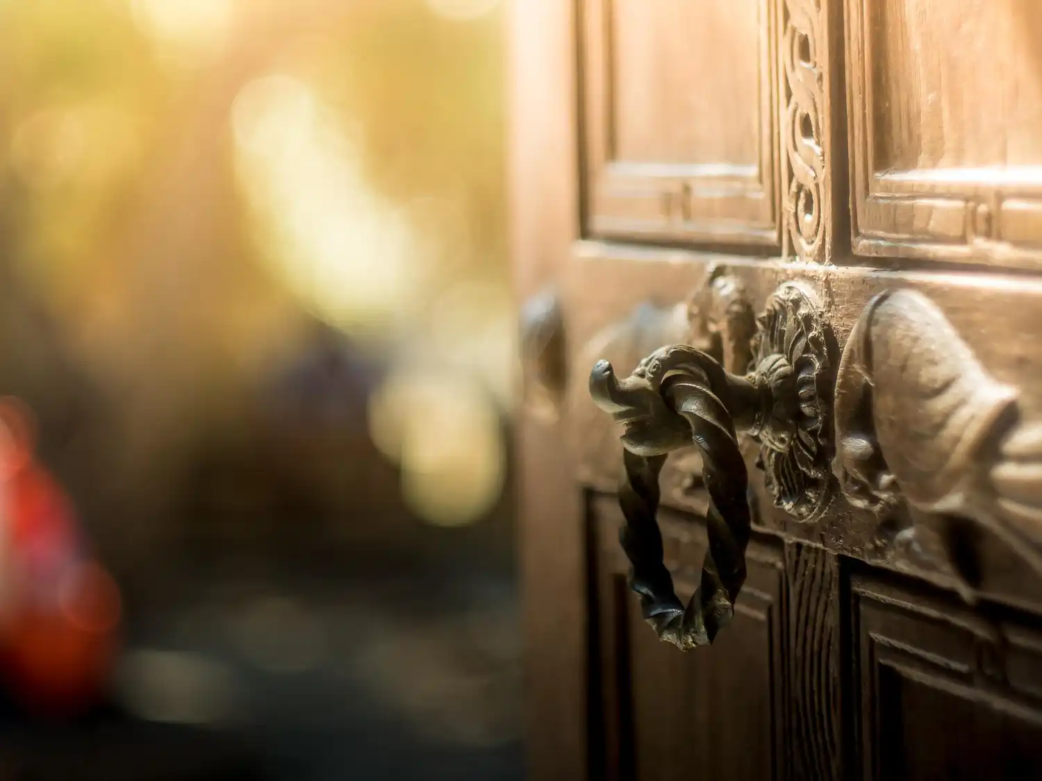cura puso en venta la puerta de su iglesia