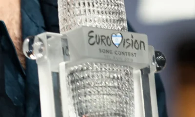 dos ganadores de Eurovisión devuelven el trofeo