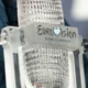 dos ganadores de Eurovisión devuelven el trofeo