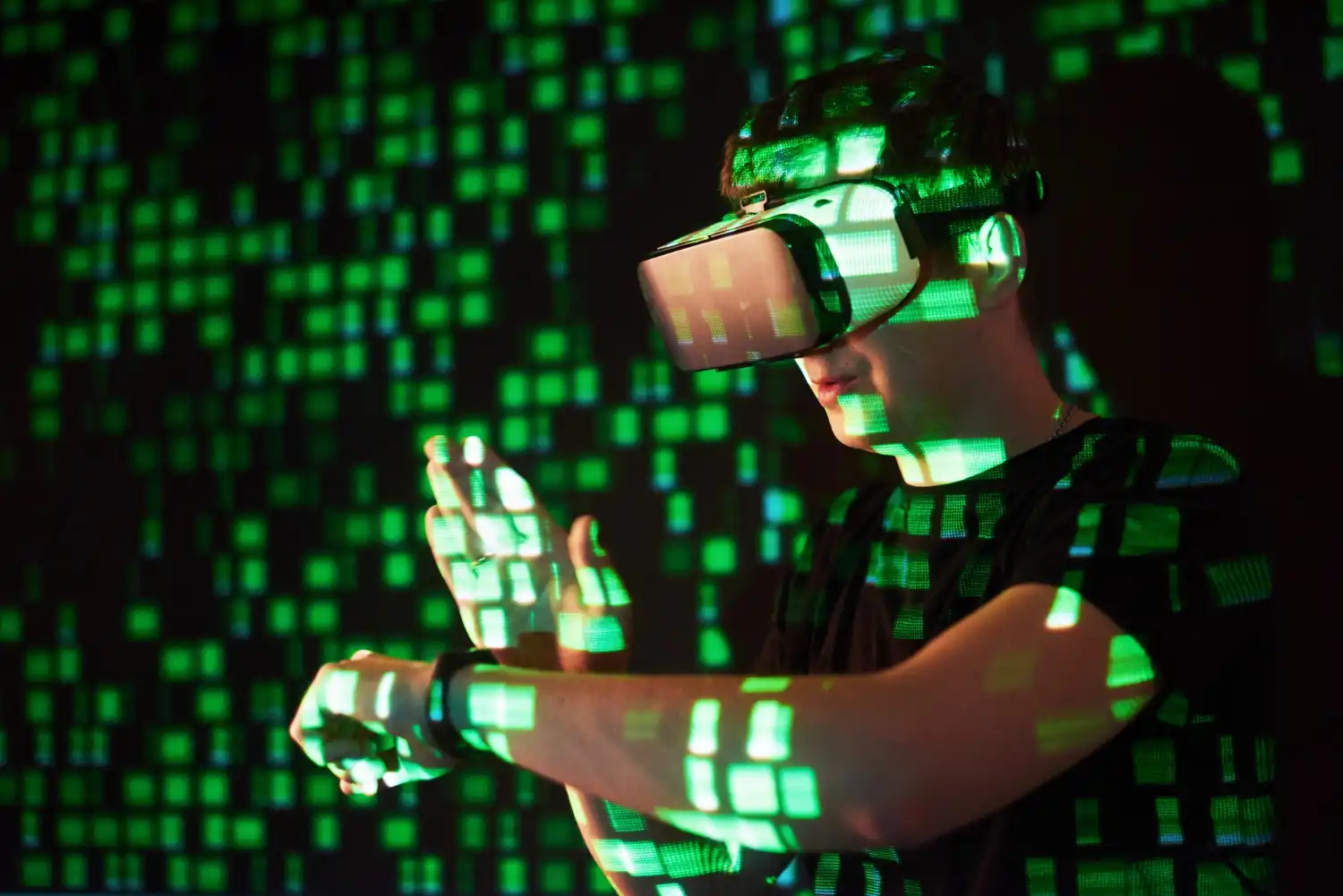 hombre con gafas virtuales en un matrix