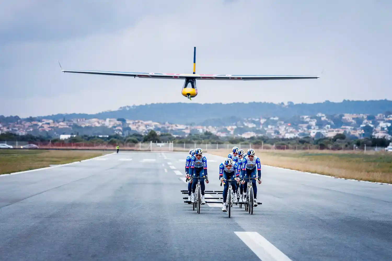 lanzaron avioneta ciclistas Red Bull Bora