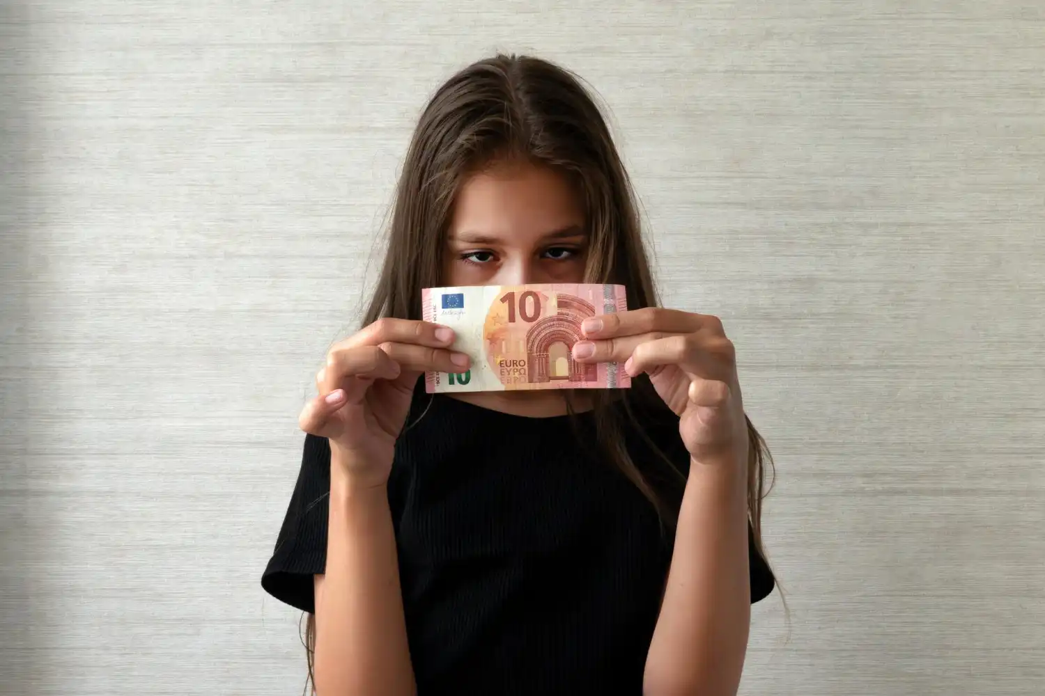 niña con 10 euros