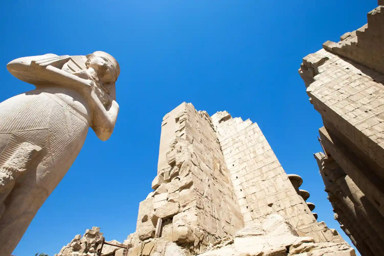 renacen los colosos de Amenhotep III en Luxor