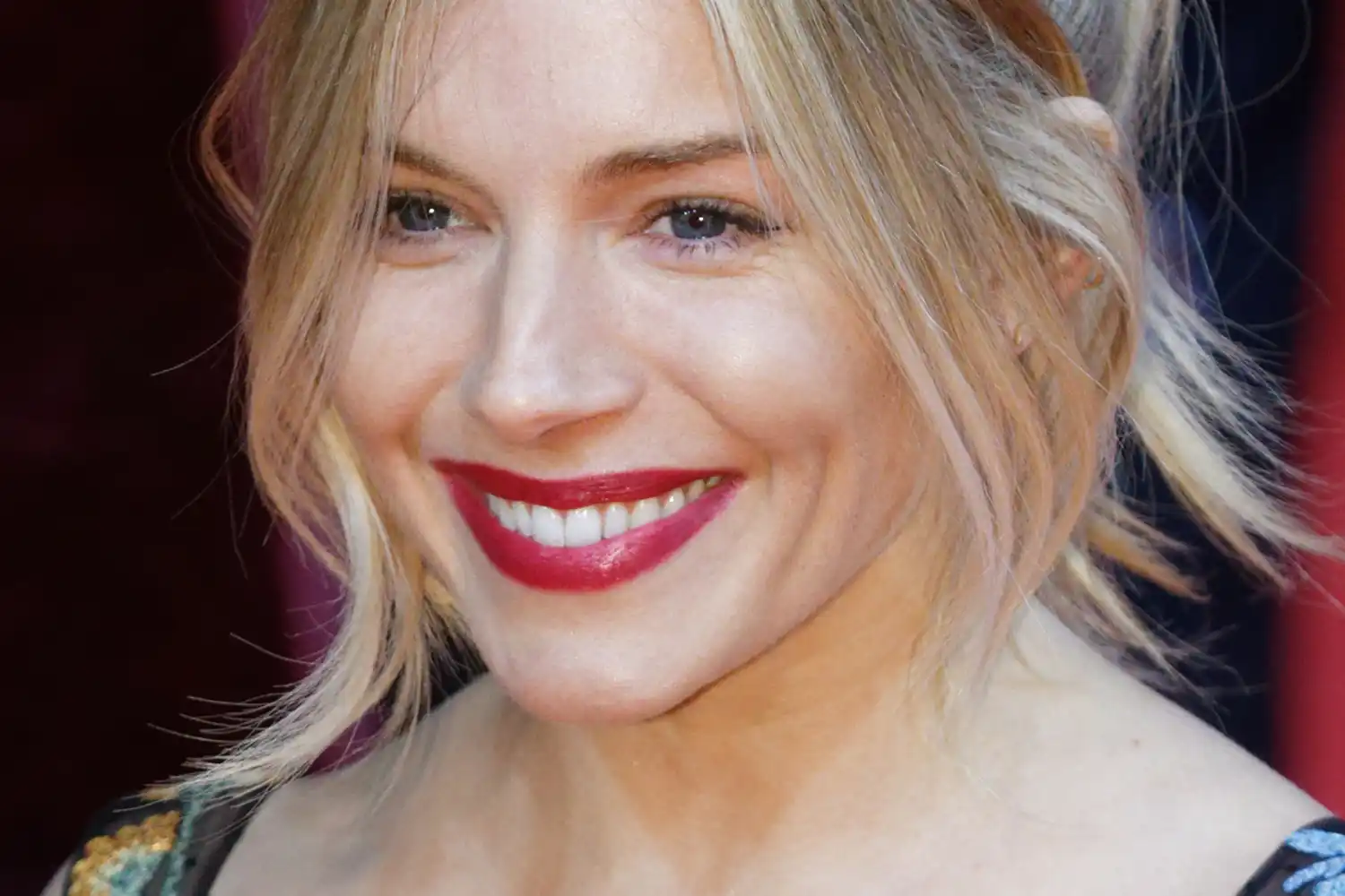 una sonriente sienna miller en 2020