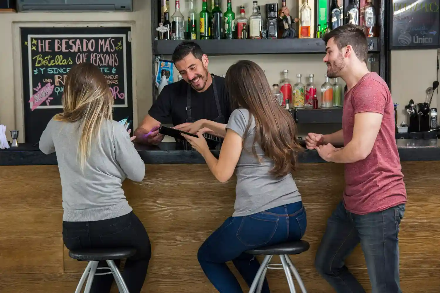 Despido falso para cobrar el paro y abrir un bar
