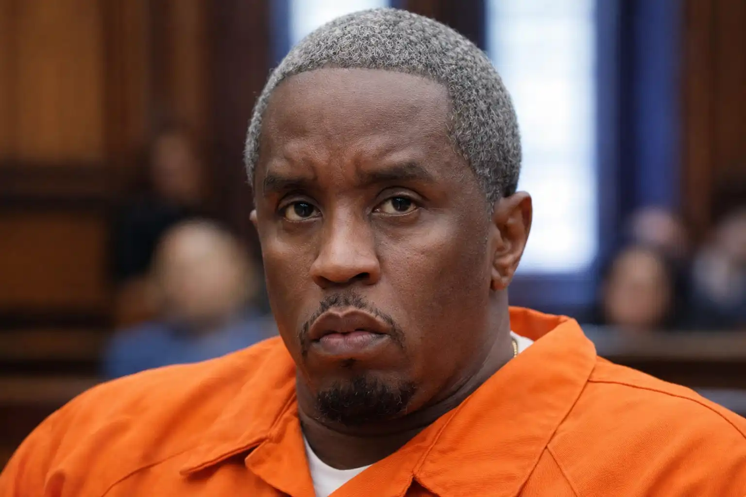Diddy vestido de preso en el tribunal