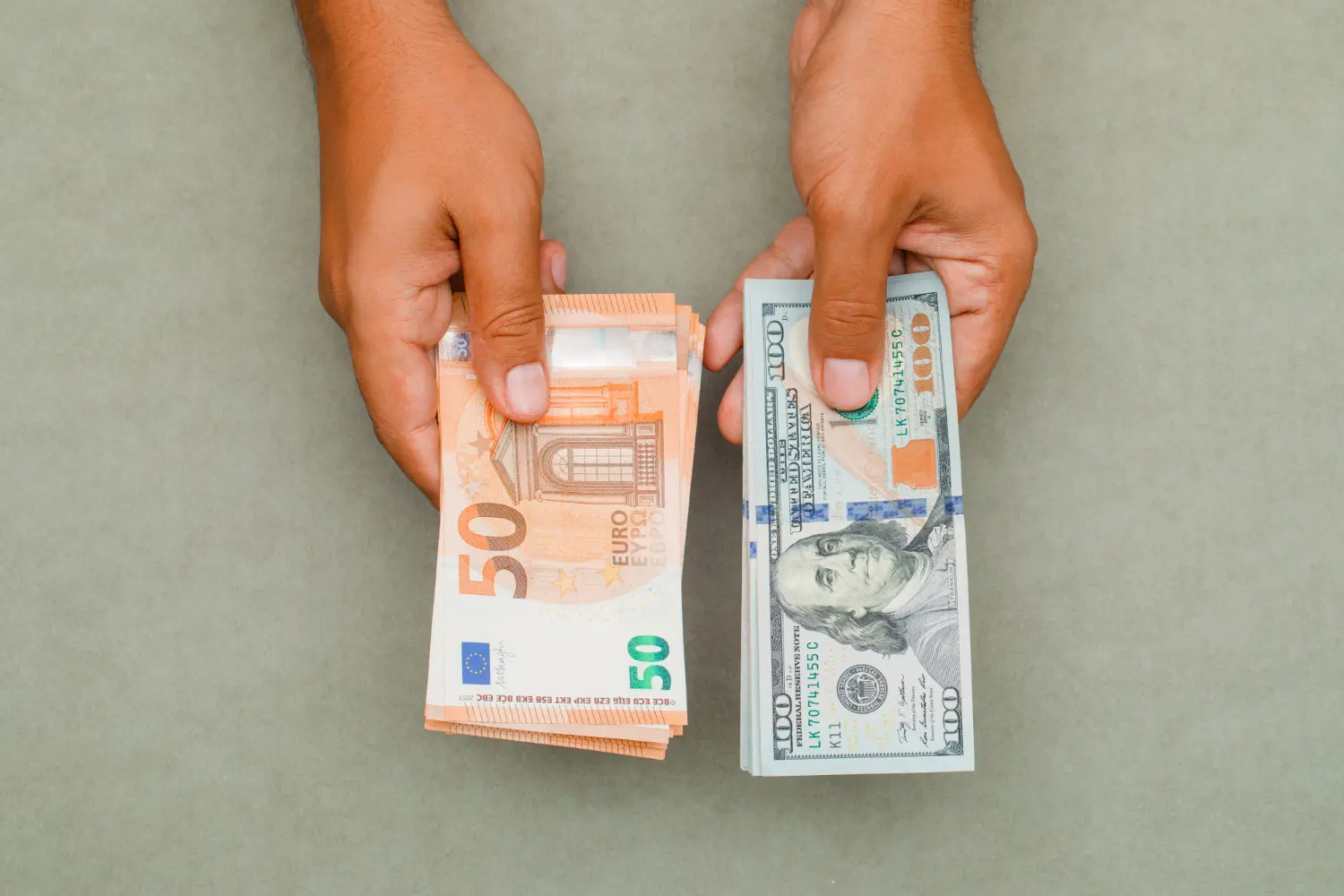 El euro acorrala al dólar