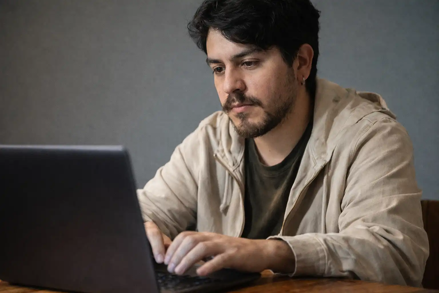 España deja libre al periodista salvadoreño