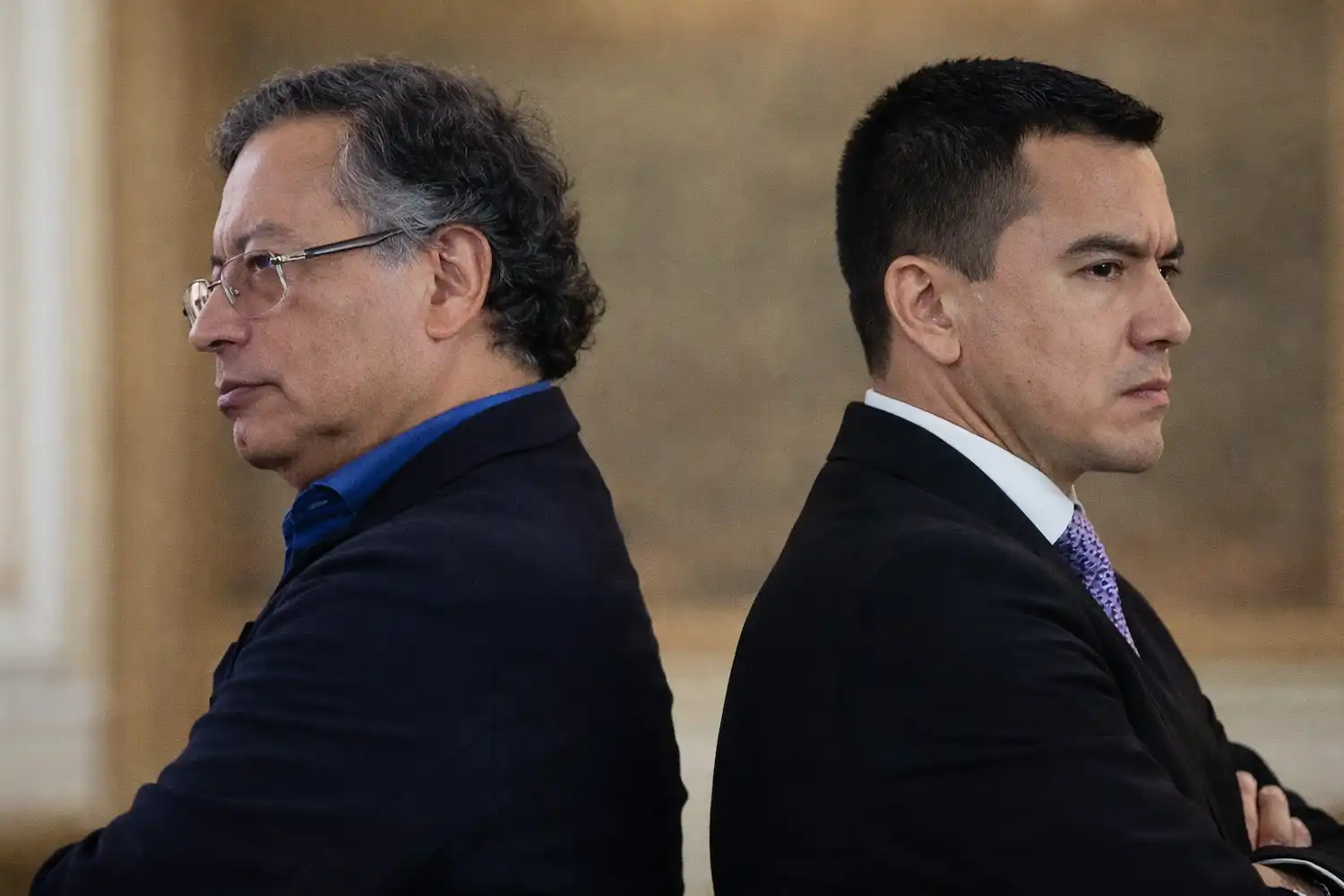 Petro y Noboa dandose las espaldas