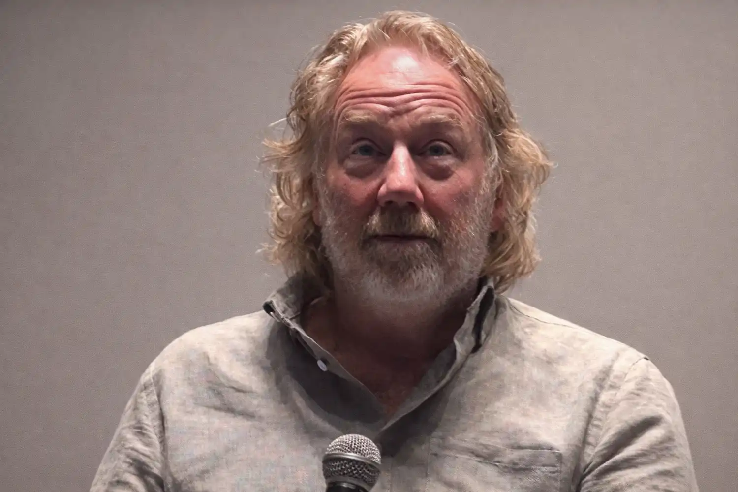 Por qué liberan a Timothy Busfield