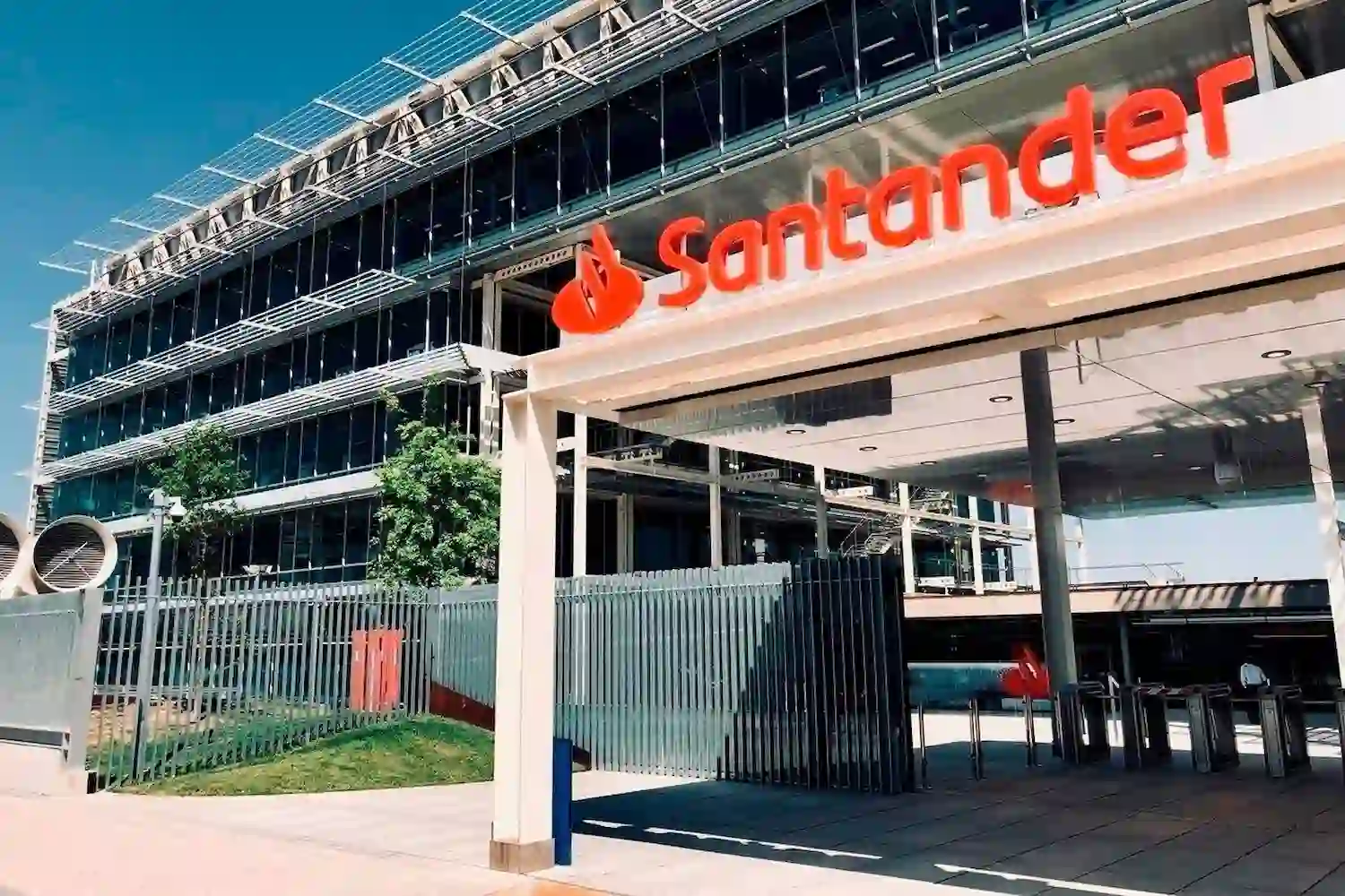 Santander entra en el Top 100 mundial