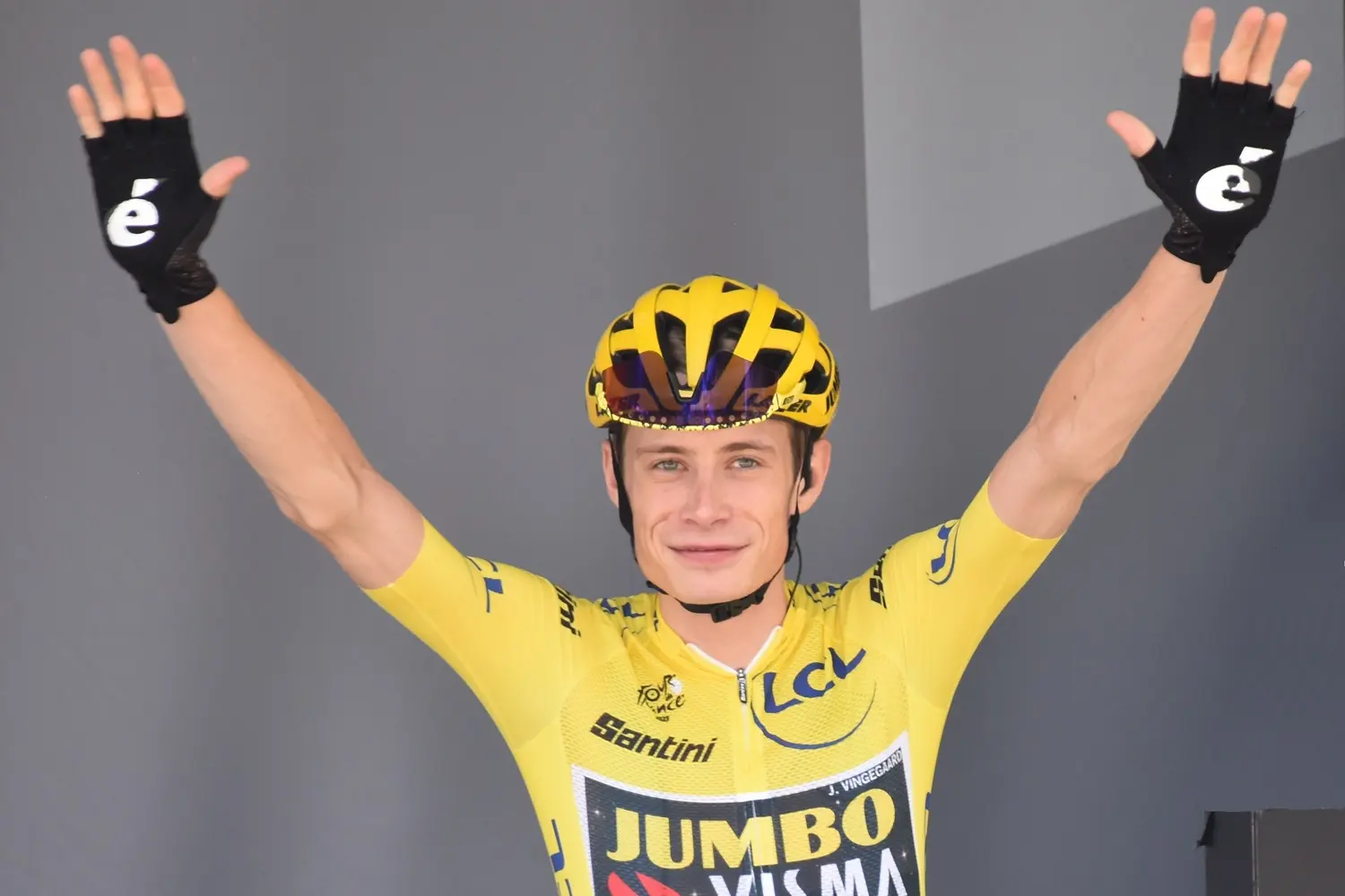 Vingegaard se cayó por un aficionado en Málaga