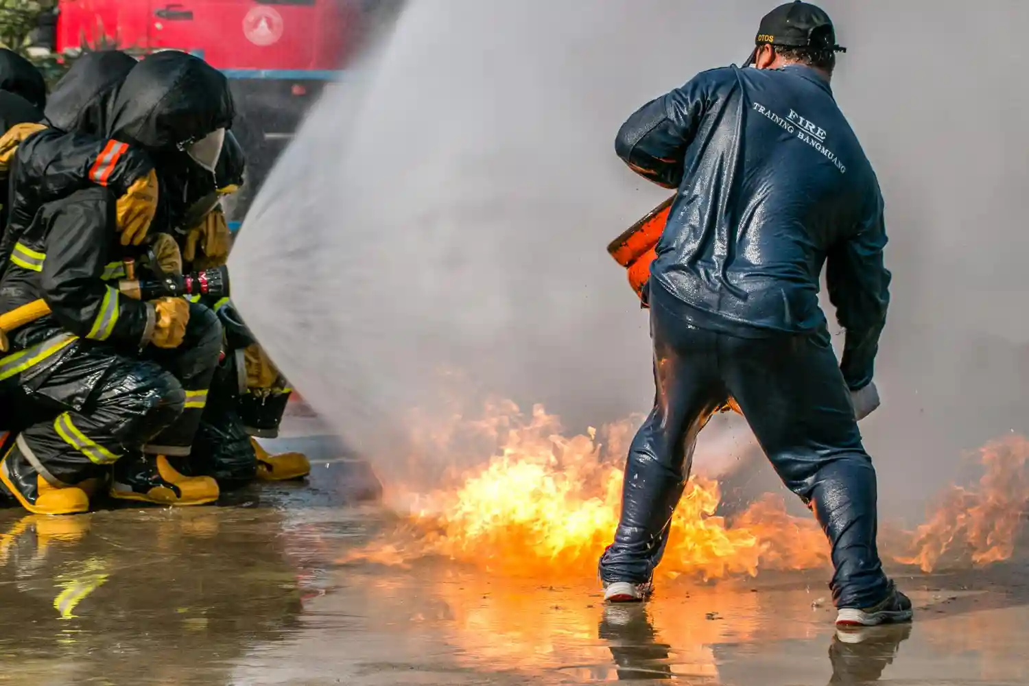 bombero intentó quemarse a lo bonzo
