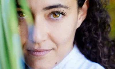 chica con ojos marrones verdes