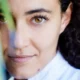 chica con ojos marrones verdes