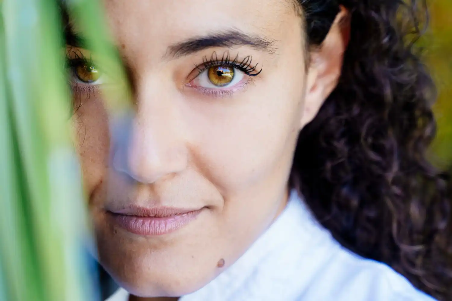 chica con ojos marrones verdes