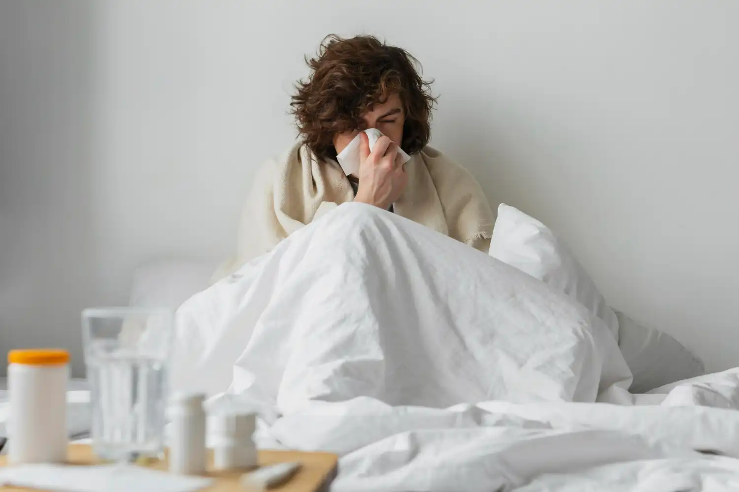 chica en la cama con enfermedad comun​