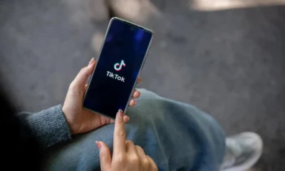 chica indica logo tiktok en su movil