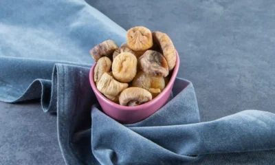 cuenco rosa con varios higos secos