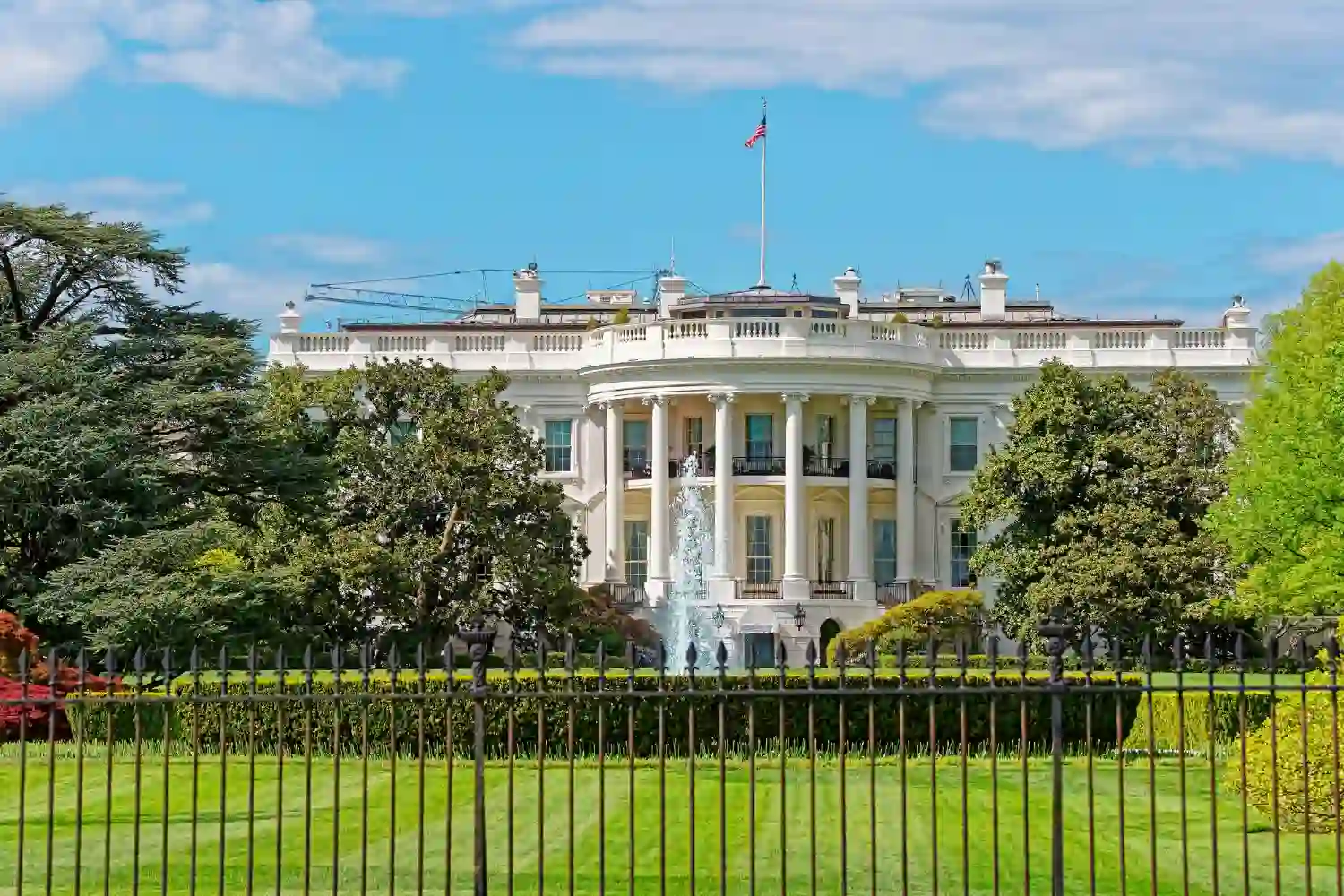 fachada de la casa blanca con jardin