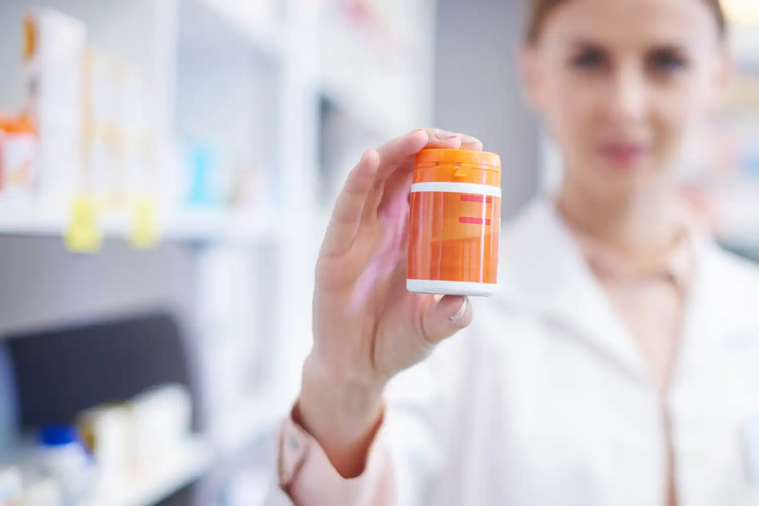 farmaceutica muestra bote de pildoras