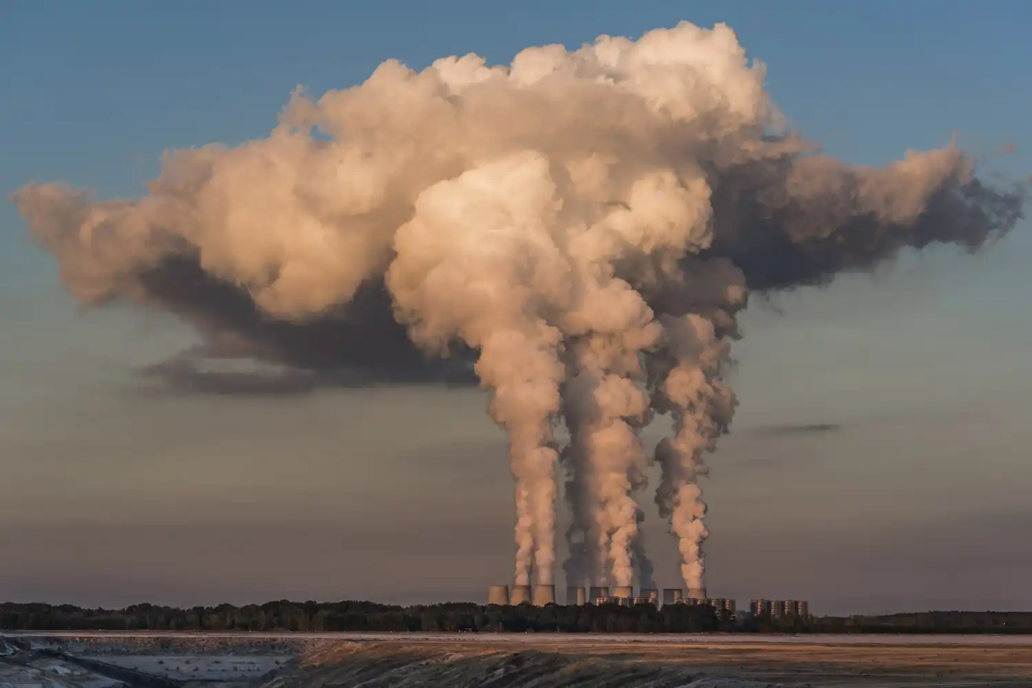 gases de una fabrica en el cielo