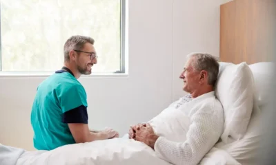 hombre visita su padre en hospital