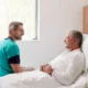hombre visita su padre en hospital