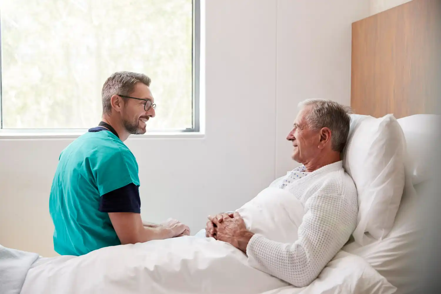 hombre visita su padre en hospital