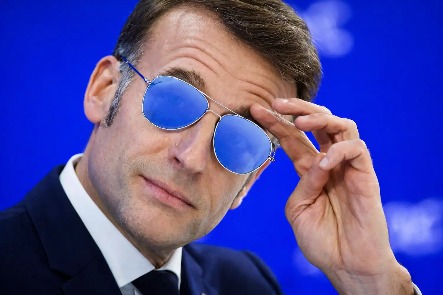 macron con gafas azules se toda la frente