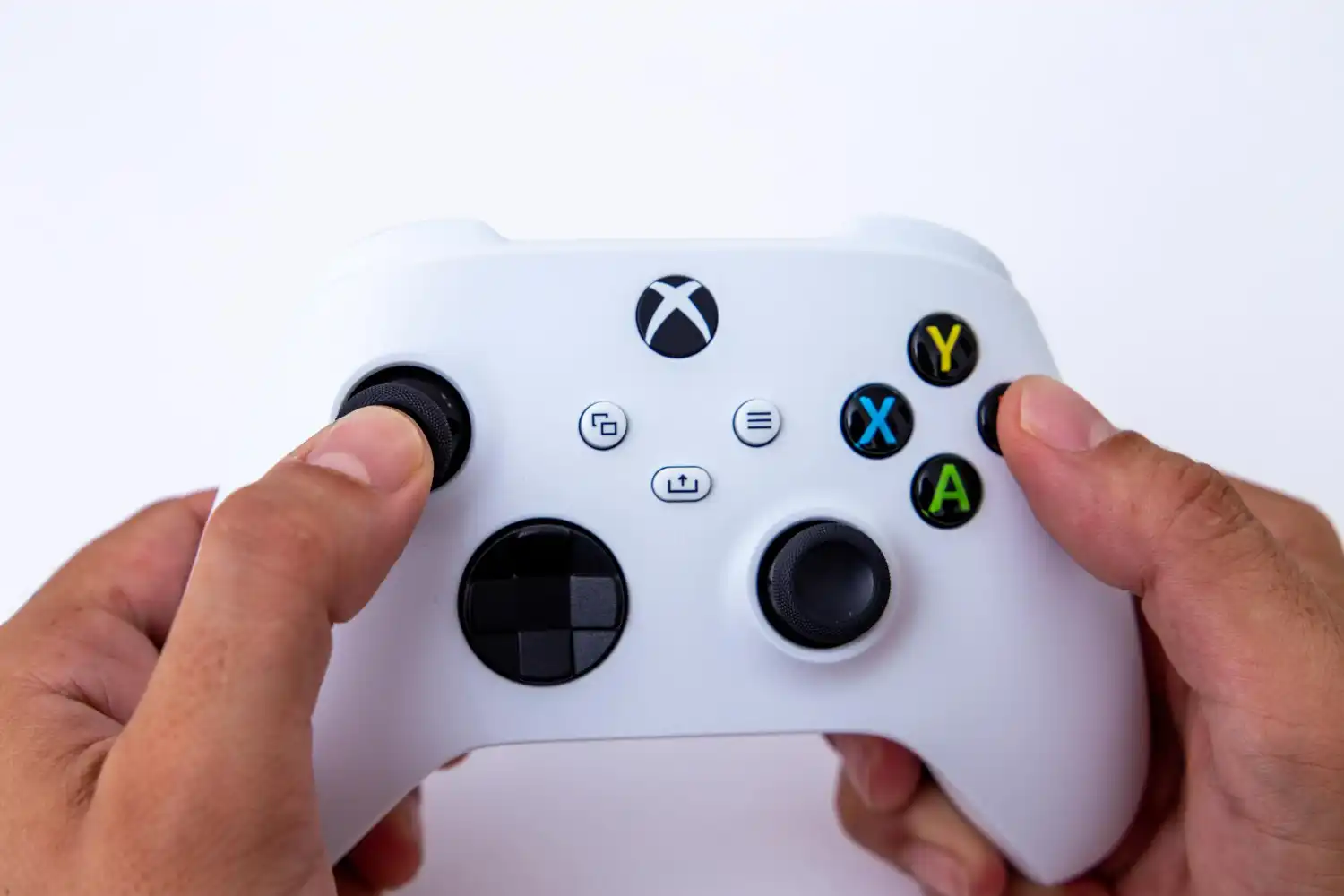 manos teniendo un pad de Xbox