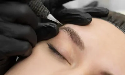 mujer se hace un microblading