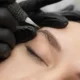 mujer se hace un microblading