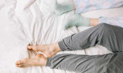 piernas de chico con dedos dormidos