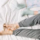 piernas de chico con dedos dormidos