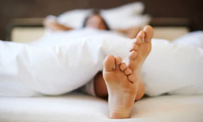 pies de chica sobresalen de nordico