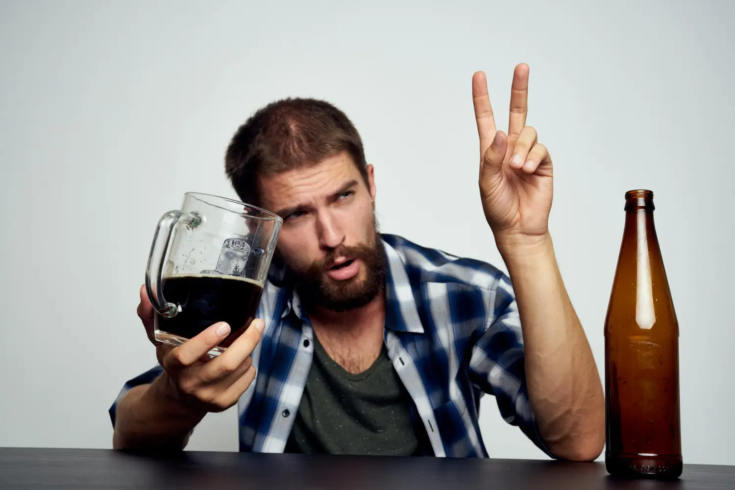 Porque los alcoholicos son agresivos e irascibles