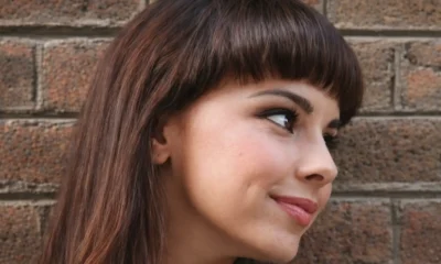chenoa de perfil contra muro