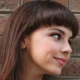 chenoa de perfil contra muro