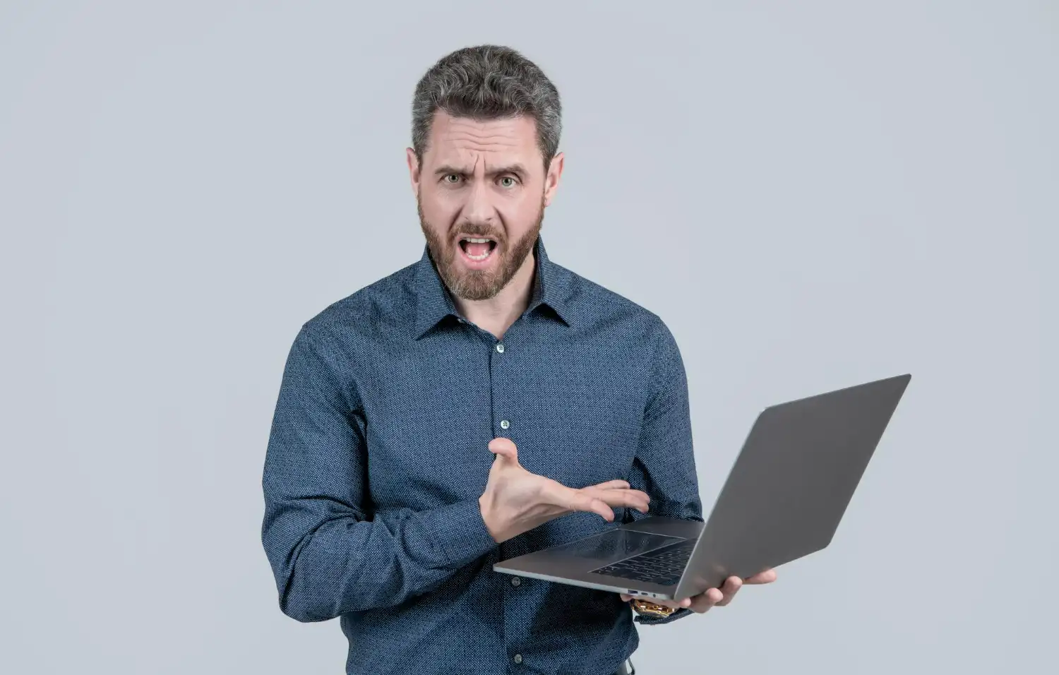 chico enfadado con mediacreationtools windows 11
