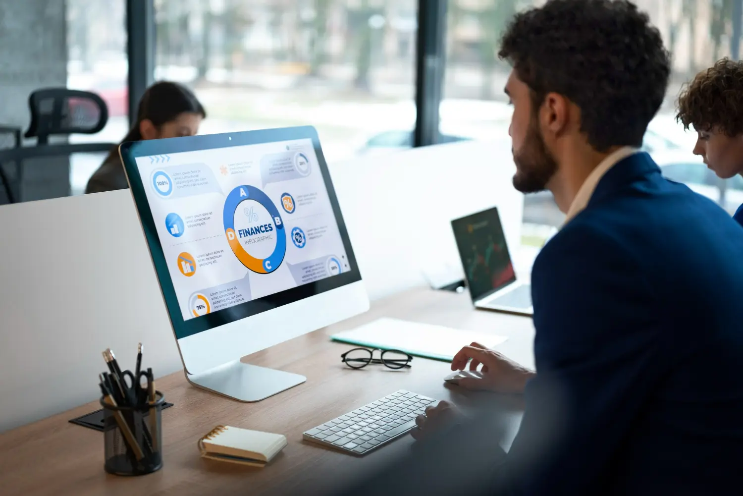 chico usando Dynamics 365