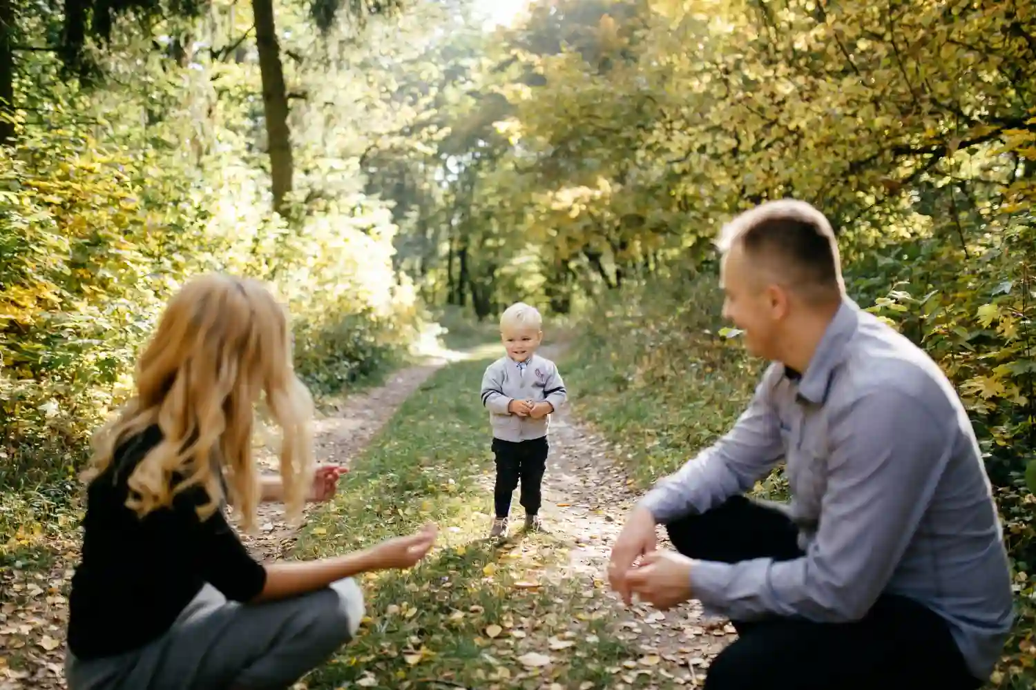 familia jugando en un parque