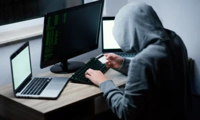 hacker haciendo delitos informaticos