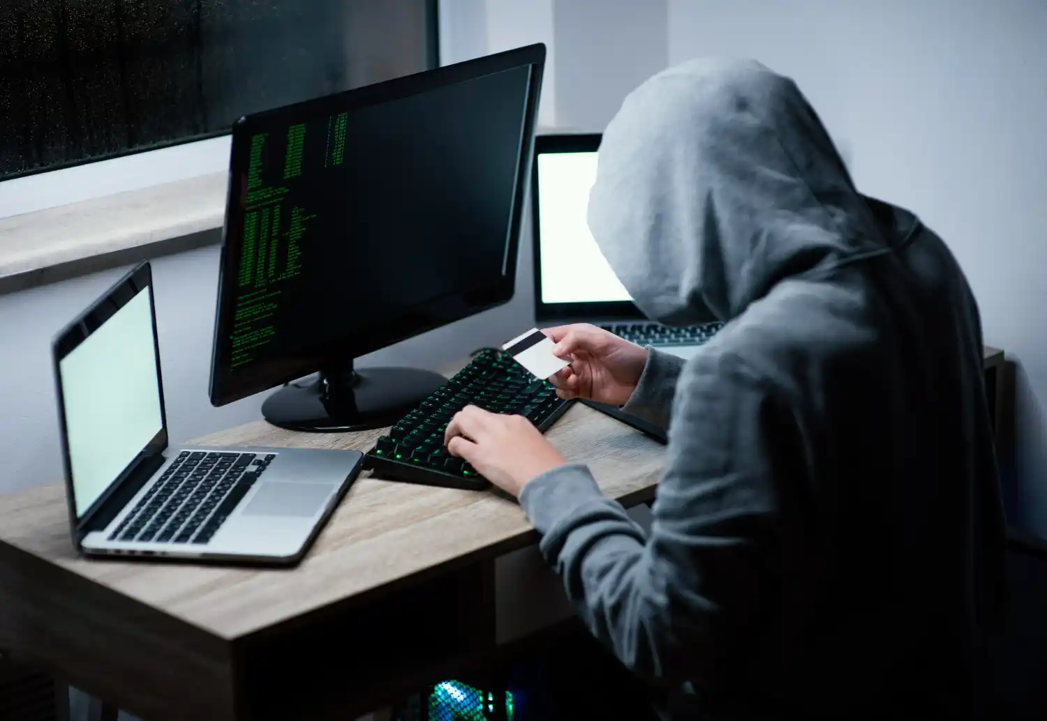 hacker haciendo delitos informaticos