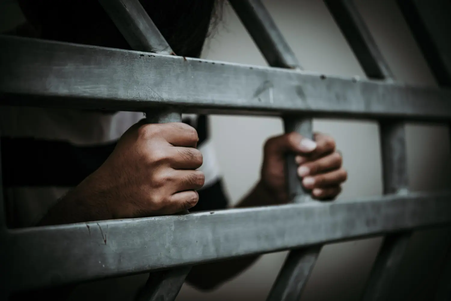 manos de jimmy lai en prision