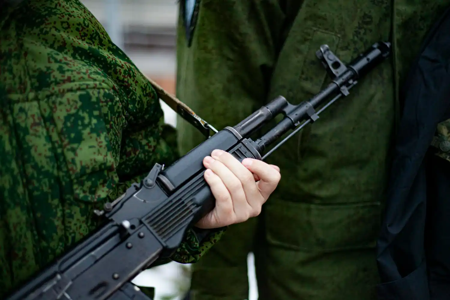 soldado sujeta rifle para fusilar