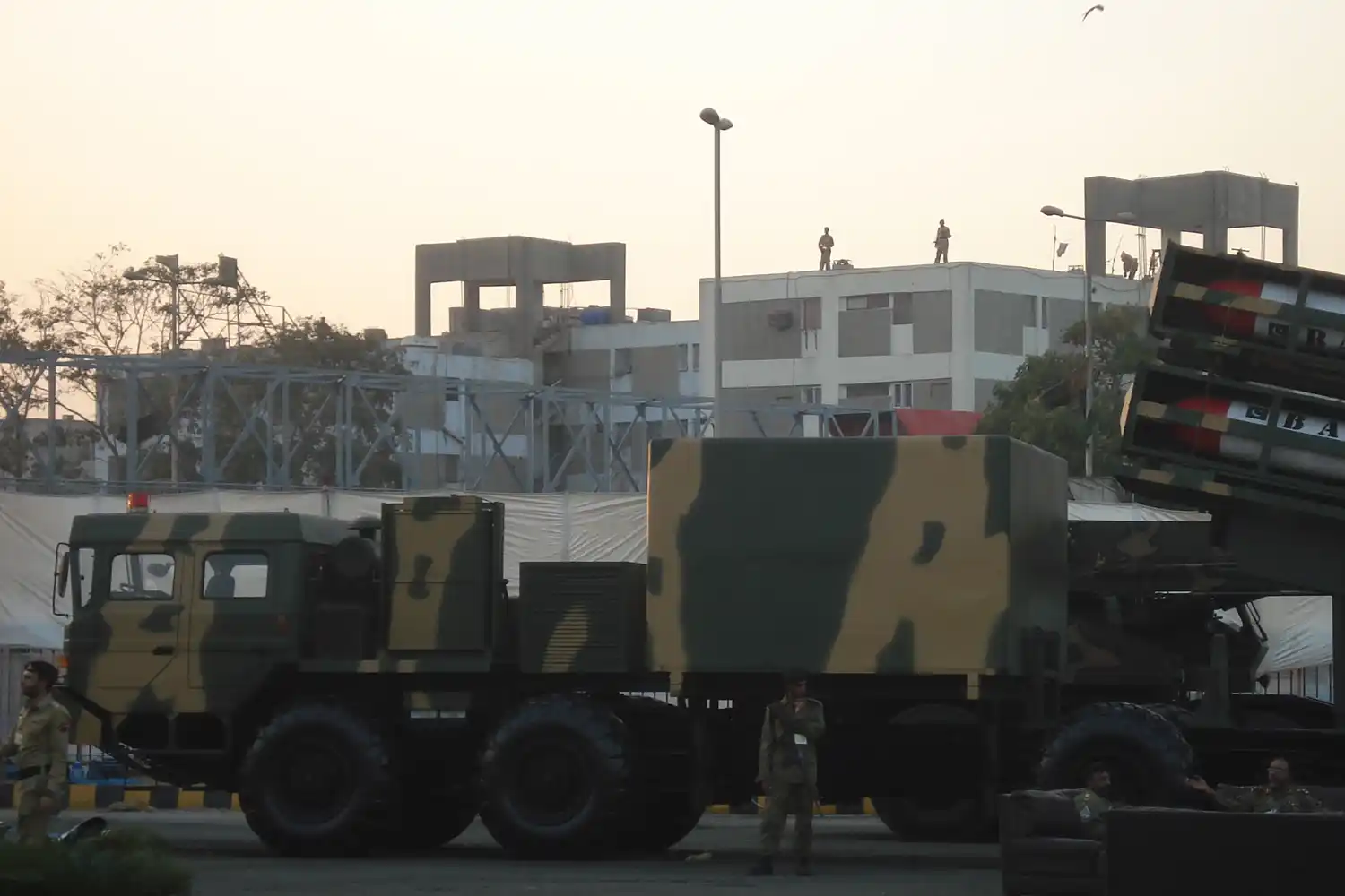 Pakistán bombardea Kabul y Kandahar