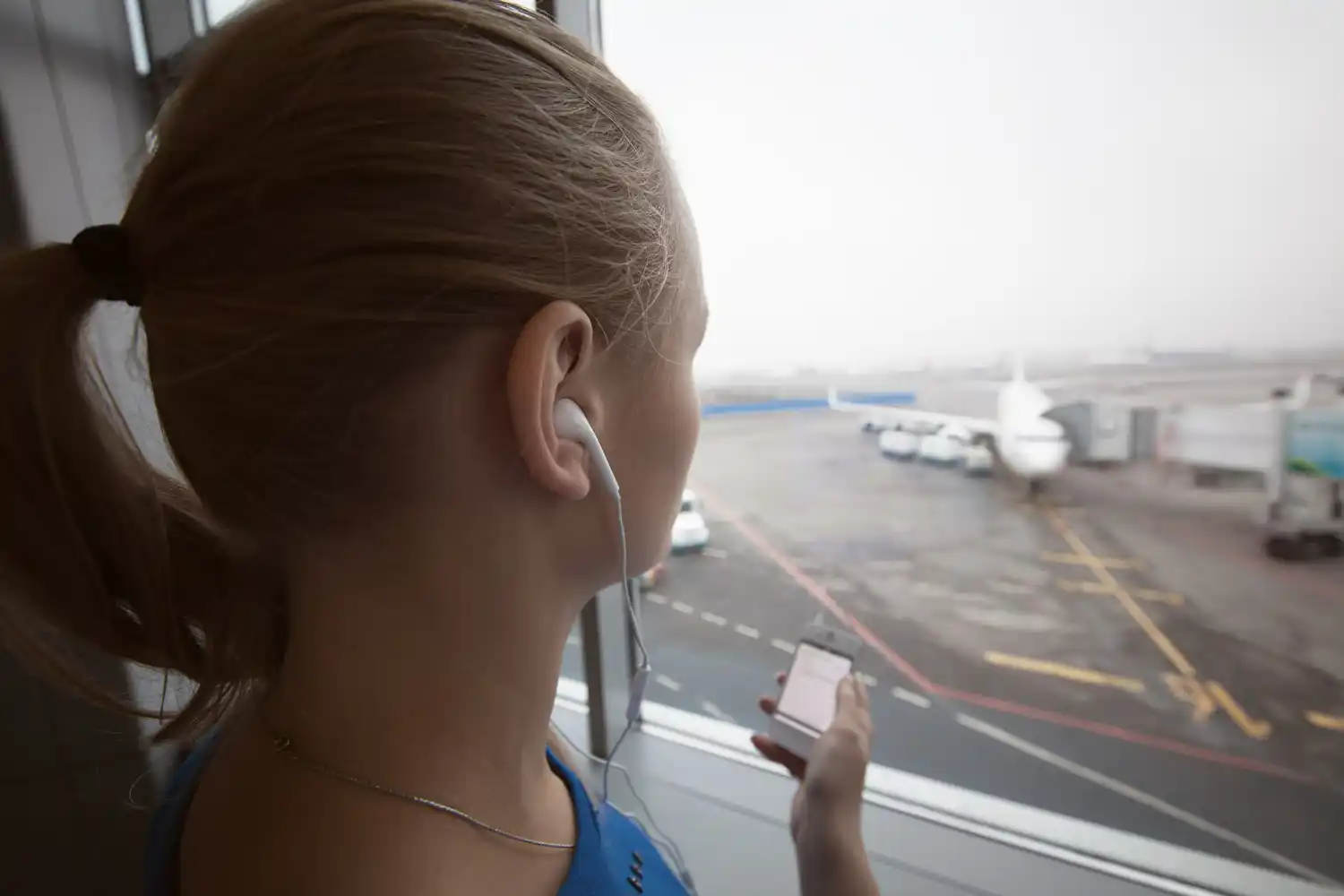 Pasajera expulsada del avión por no usar auriculares