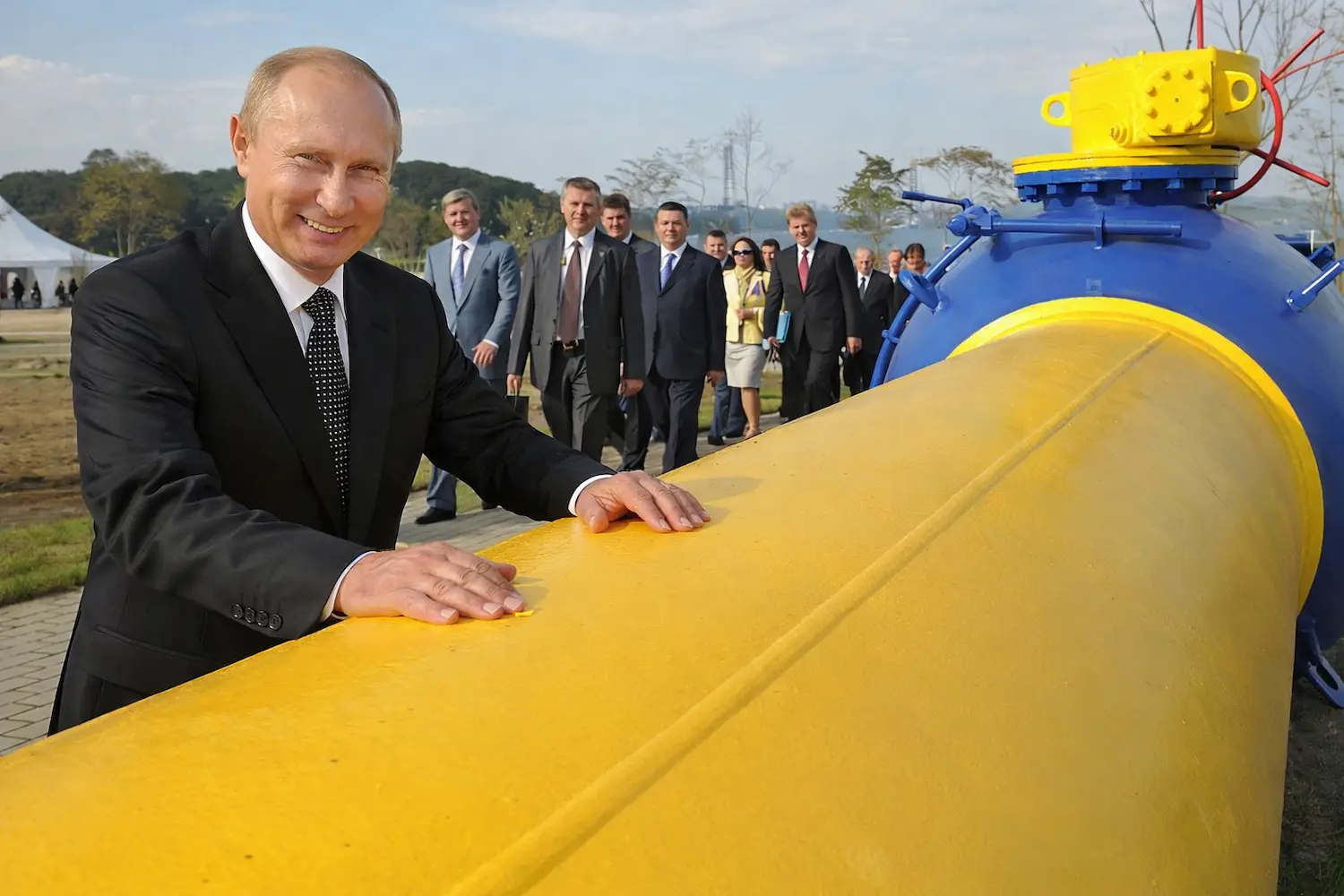 Putin con manos sobre gasoducto ruso